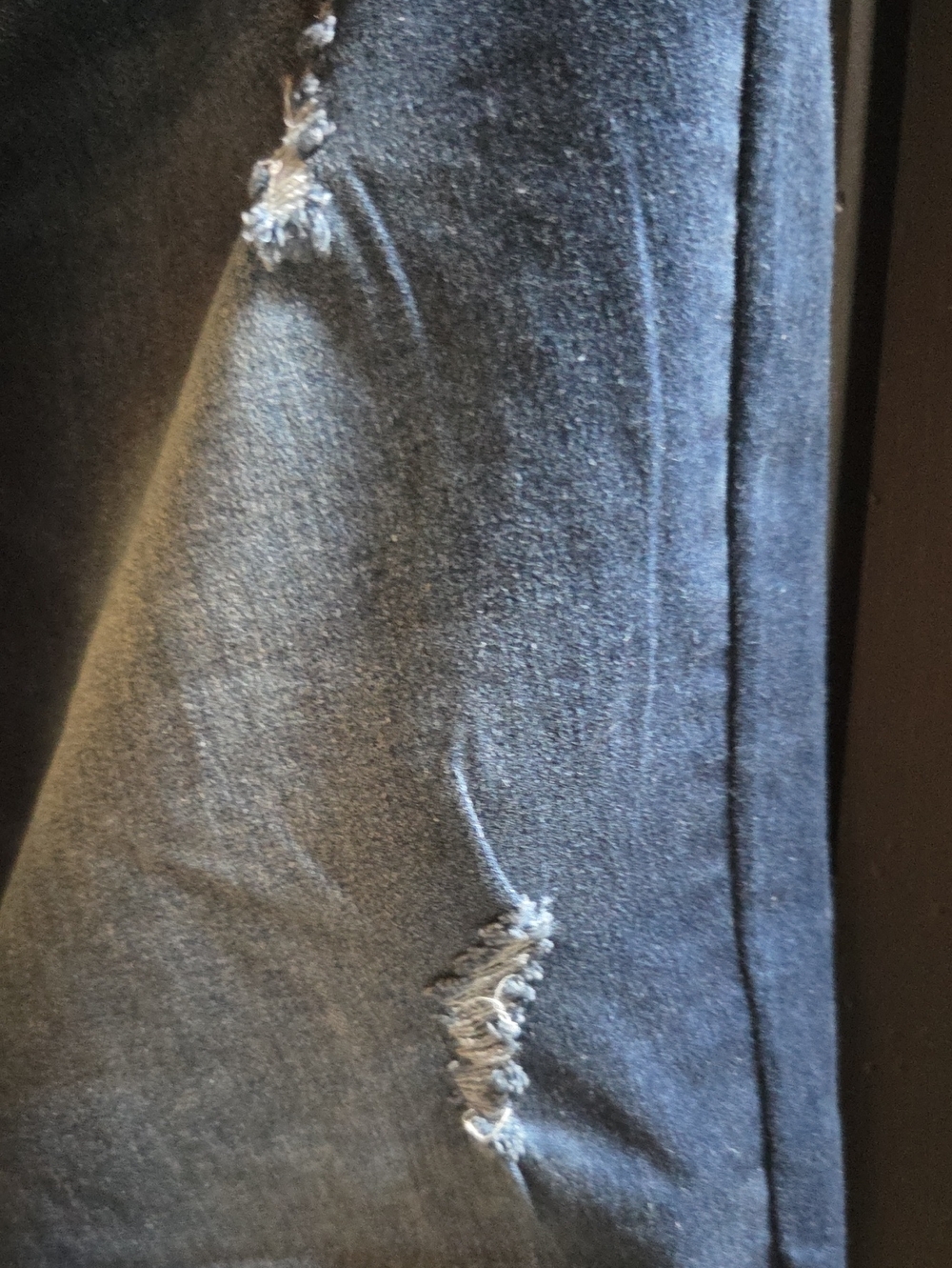 Bluejeans Distressed Some Rips For Style - Picture 5 of 9